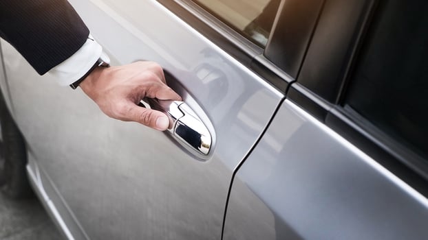 Te decimos que elegir entre un rent a car y el servicio de transporte privado
