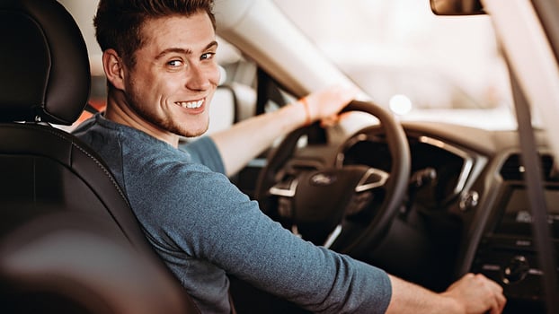 ¿Cuál es la mejor opción entre alquilar o comprar carro?