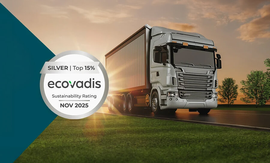 Camión de carga en carretera al atardecer junto al sello Silver de EcoVadis, reconociendo a la empresa dentro del Top 15% en sostenibilidad corporativa
