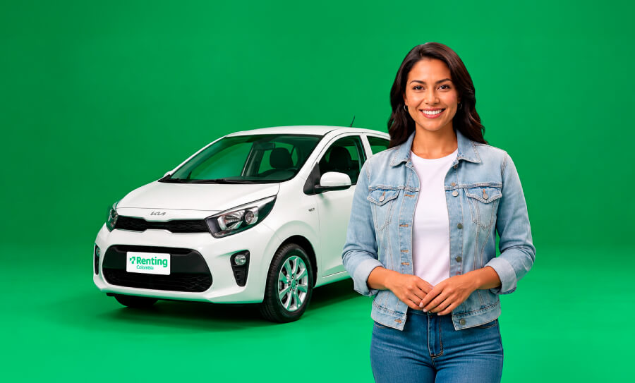Mujer sonriendo frente a un automóvil blanco Kia con placa de Renting Colombia sobre un fondo verde.