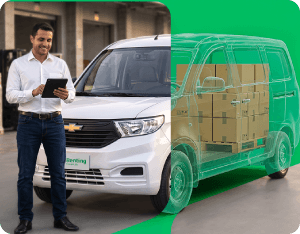Hombre consultando una tablet al lado de una van de carga comercial blanca con cajas de mercancía en su interior