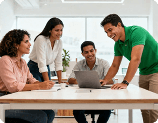 Equipo de asesores colaborando frente a un computador, ilustrando nuestra disposición para resolver tus dudas y preguntas frecuentes