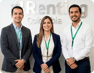 Tres colaboradores sonriendo frente al logo corporativo, representando al equipo humano detrás de Renting Colombia