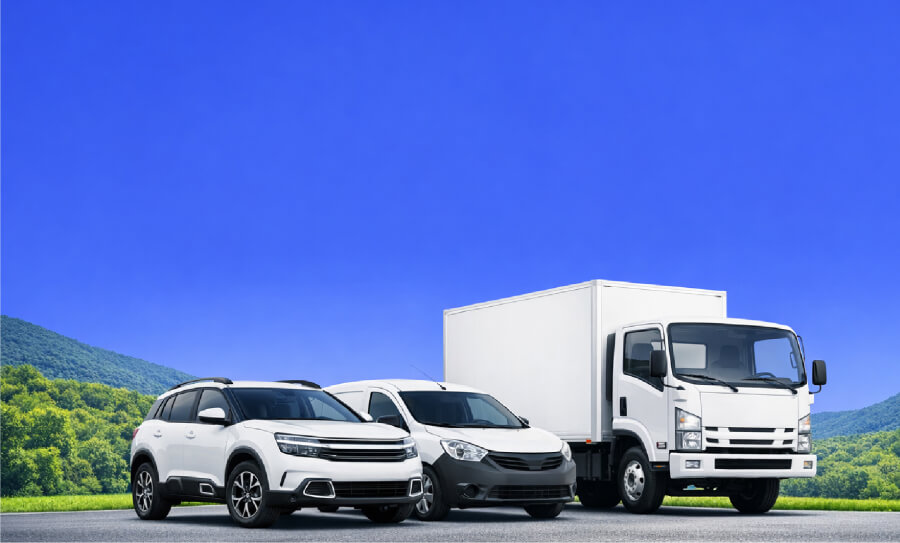 Flota de vehículos blancos, incluyendo una camioneta SUV, una van y un camión de carga, ilustrando nuestras soluciones integrales de movilidad para empresas